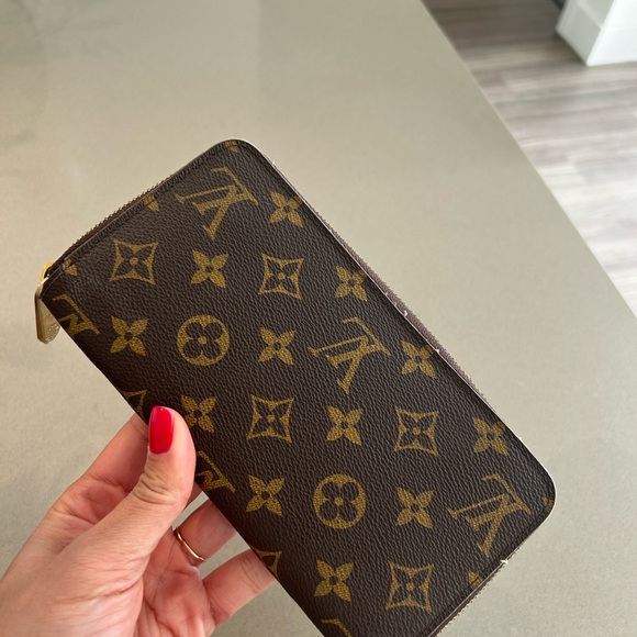 LV Zippy Wallet - Picture 2 of 9